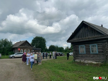В Грибаны приехали гости из соседних деревень и городов | Источник: Наталия Главатских / 59.RU