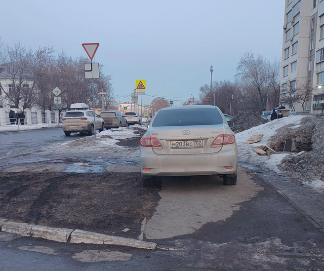 «Кулибин на Toyota». Этот товарищ с номерами соседней Башкирии забрался аккурат на пешеходную дорожку. Не заметил под снегом? Улица Кулибина, 21 | Источник: читатель 74.RU
