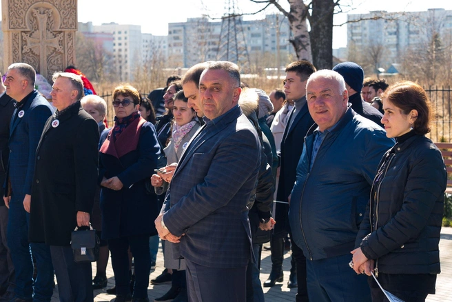 Вагинак Погосян на фото в клетчатом костюме, смотрит прямо в камеру | Источник: ЯООО Армянское общество «Наири» / ՅՄՀԿ Հայկական / Vk.com