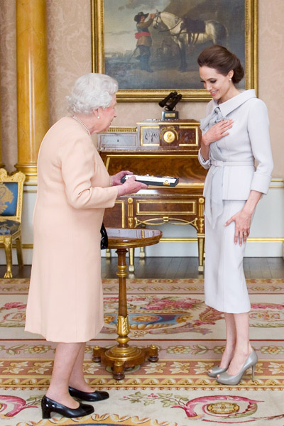 Анджелина Джоли на аудиенции в Букингемском дворце