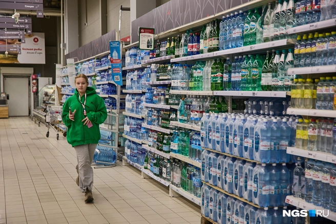 В магазинах покрупнее запасы воды не уменьшились | Источник: Александр Ощепков / NGS.RU