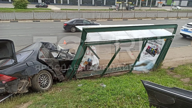 В момент аварии на остановке был мужчина | Источник: читатель 76.RU