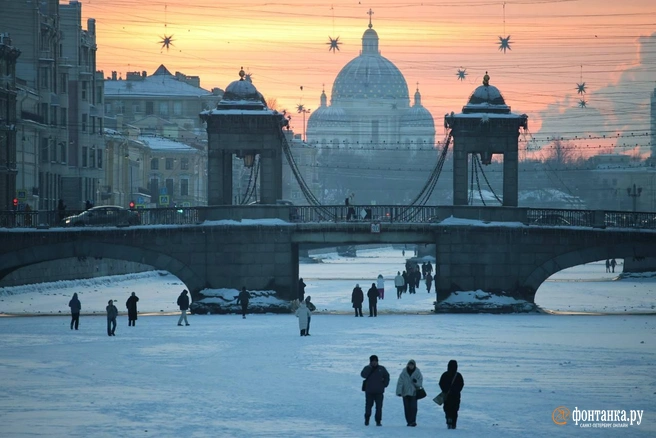 И петербуржцы, и туристы с отчаянной смелостью выходили на лед рек и каналов, наслаждаясь зимними видами города «с воды»