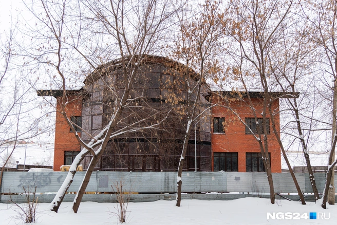Магазин на берегу Качи начали строить еще в 1990-х | Источник: Мария Ленц / NGS24.RU