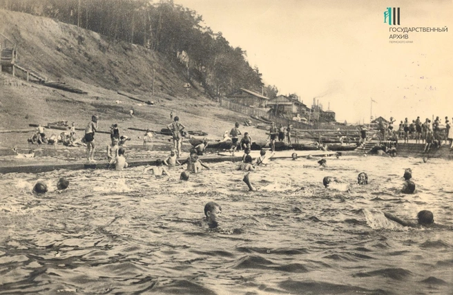 Пляж в Нижней Курье летом никогда не пустовал. Фото 1930-х годов, но в 1920-е дети из коммун-колоний купались точно так же | Источник: Матвей Кузнецов / Госархив Пермского края
