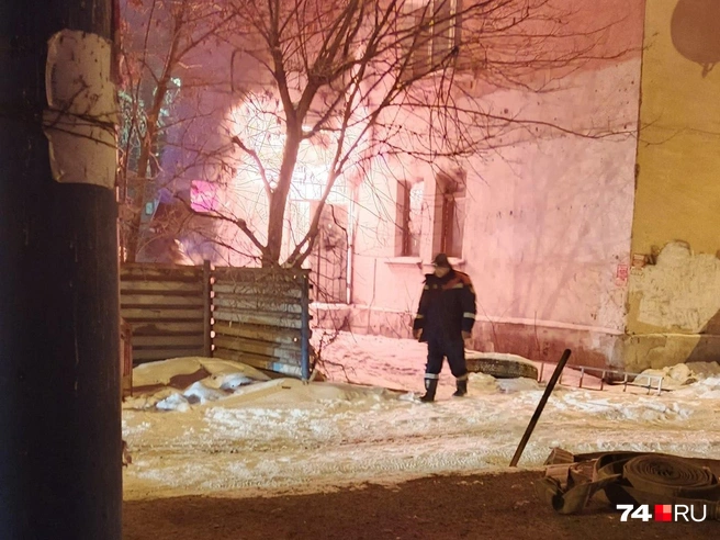 Пожар вспыхнул накануне вечером | Источник: читатель 74.RU