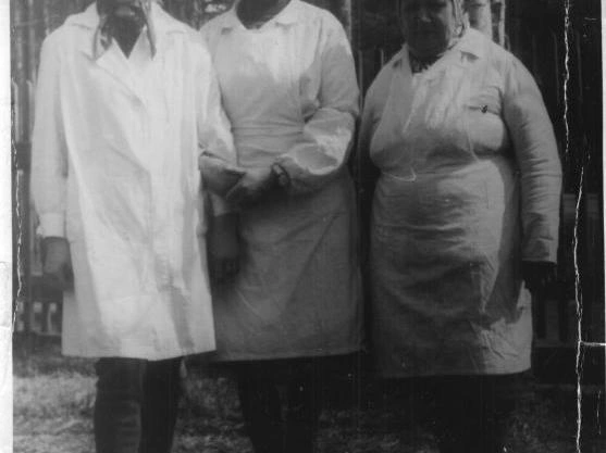 Продуктовый магазин в Вырице у ГЭС и его сотрудники, 1970-е гг. | Источник: vyritsa.ru