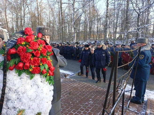 На Серафимовском кладбище почтили память пожарных, погибших при тушении «Ленинграда» | Источник: ЛЕНОБЛПОЖСПАС / Телеграм