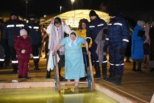 Несмотря на мороз, оренбуржцы продолжают приходить к иорданям | Источник: администрация Оренбурга