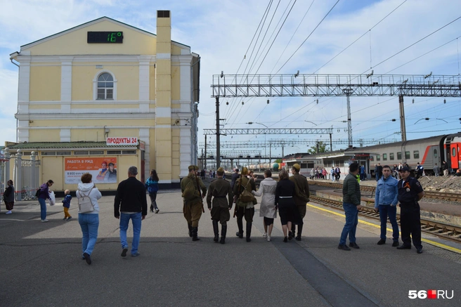 Артисты в военной форме уходят с мероприятия | Источник: Анастасия Баринова / 56. RU