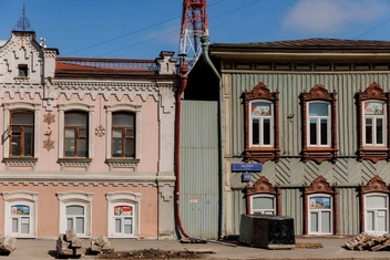 Вот так улица Ленина выглядит сейчас. У деревянного зеленого дома было дерево  | Источник: Ирина Шарова / 72.RU