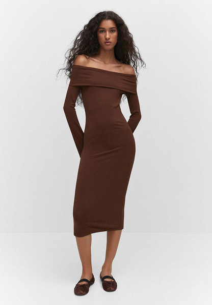 Обтягивающее платье с открытой линией плеч коричневого цвета