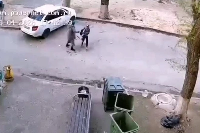 Женщина в Волгограде избивает детей хлебом и нападает в магазине