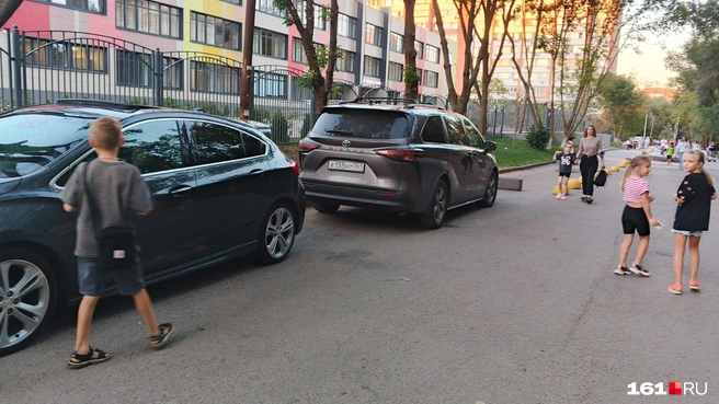 Но возле школы проезжает и паркуется не только спецтранспорт | Источник: читатель 161.RU