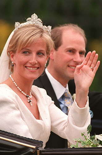 Софи, графиня УэссекскаяЛюбимая невестка Елизаветы II не могла похвастаться знатным происхождением, так что свадебную тиару ей пришлось «выдать». Но в отличие от Сары Фергюсон, Софи Рис-Джонс получила убранство с историей, ведь сделано оно было из четырех разных ювелирных фрагментов из коллекции самой королевы Виктории. Неплохо, правда? Неудивительно, что графиня не расстается с этой тиарой до сих пор, несмотря на наличие более элегантных вариантов.