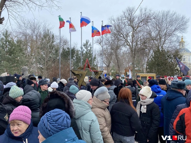 Людей было настолько много, что подойти к памятнику было сложно | Источник: Елизавета Ермоленко