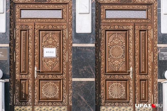 А бывают и суперкрасивые (да-да, мы поняли, что это вход, уберите бумажку!) | Источник: Булат Салихов / UFA1.RU