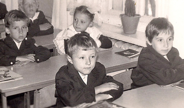 Максим сидел за второй партой (крайний слева) всегда с девочками. 1-й «А» класс, школа №4 города Одесса, 1983 год