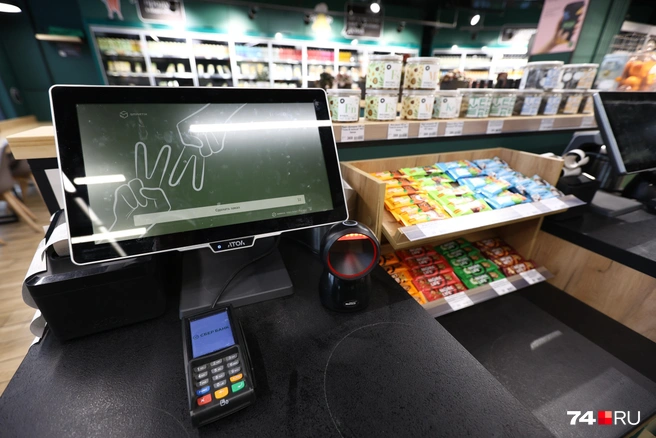 Большая часть покупок оплачивается по карте. Если кто-то хочет рассчитаться наличкой, надо позвать сотрудника магазина | Источник: Наталья Лапцевич