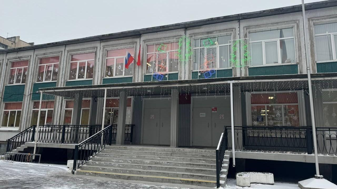 Получила не менее трех ударов: девятиклассник с ножом напал на учительницу в питерской школе — всё, что известно о трагедии