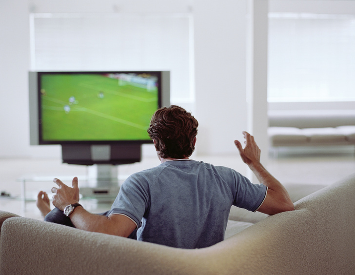 мужчина смотрит футбол