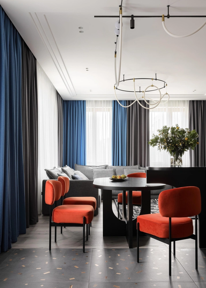 Обеденные стулья, Archipelago. Обеденный стол, Lulu Space. Светильники, Centrsvet. | Источник: Максим Максимов стиль: Екатерина Чазова