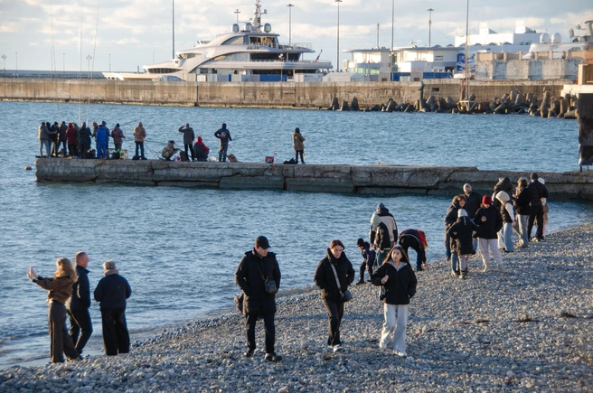 Людей, конечно, не так, как летом, но тоже немало | Источник: Оксана Витязь / SOCHI1.RU