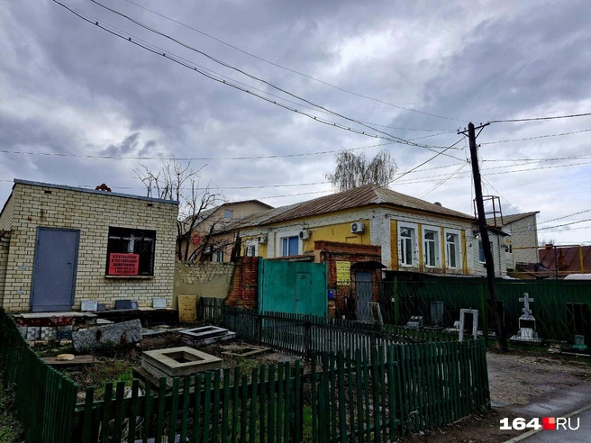 Хотя на Воскресенском кладбище давно не хоронят, тут можно купить надгробие | Источник: Виктория Федорова / 164.RU