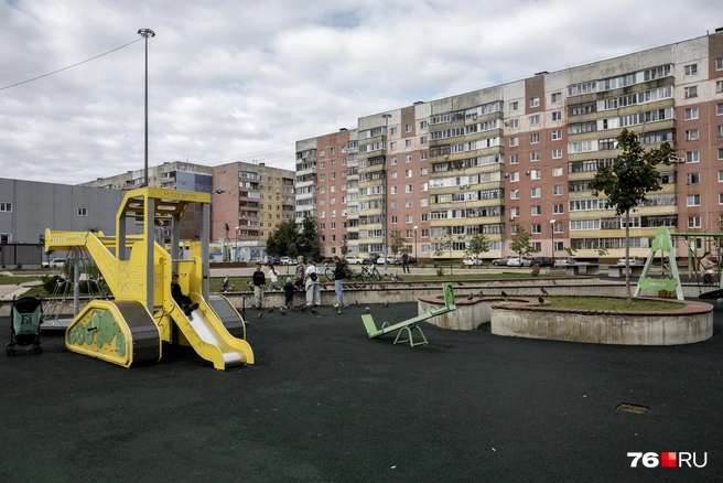 Юным посетителям нравится проводить время в сквере | Источник: Александр Куренной / 76.RU