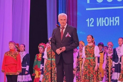 Сергей Носов вручил награды жителям на концерте ко Дню России