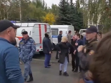 «Мам, позвони в полицию. Страшно!»: переписка детей-заложников во время стрельбы в школе Ижевска