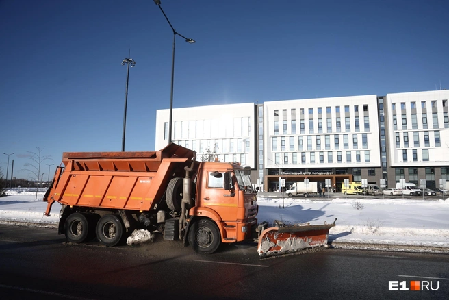 Где вы еще сейчас в Екатеринбурге найдете настолько вычищенную дорогу? | Источник: Владислав Лоншаков / E1.RU