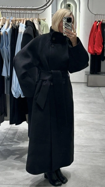 Еще одна стилист назвала пальто с воротником-стойкой актуальной верхней одеждой на предстоящую весну | Источник: Оксана Мамедова