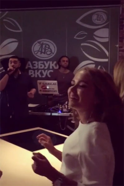 Развлекал гостей вечеринки исполнитель хип-хопа Бахтияр Мамедов, известный под псевдонимом Джах Халиб