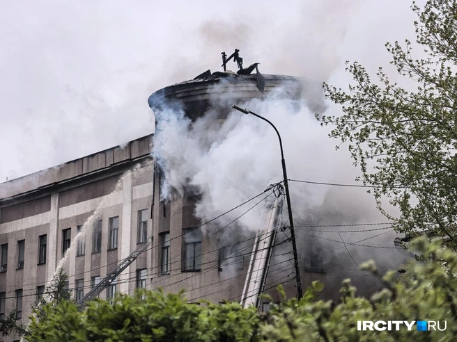 Сильнее всего пострадала правая башня | Источник: Алёна Кашпарова / «ИрСити»