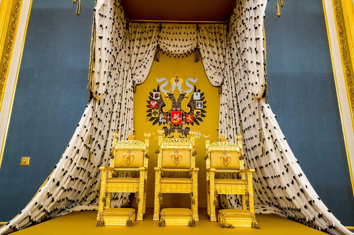 Те самые троны в Андреевском зале, архивное фото | Источник: Shutterstock/Fotodom.ru