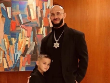 «Где мать? Зачем это ребенку?»: Джиган с пятилетним сыном зажег на еврейской свадьбе в окружении пышногрудых красоток