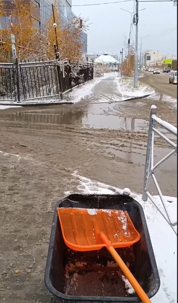 Весной и летом Антон с лопатой | Источник: biggibiggibiggibiggibiggi / Instagram (экстремистская организация, деятельность запрещена на территории РФ)