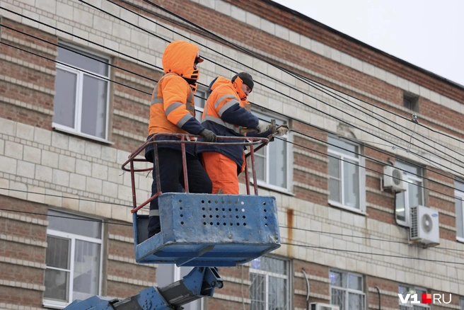 Даже в век автоматики и компьютеризации иногда приходится работать руками | Источник: Алексей Волхонский / V1.RU