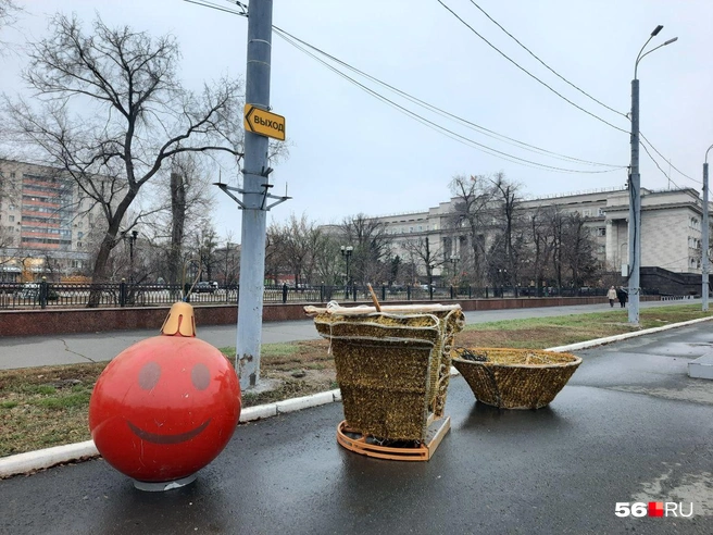 В Оренбурге готовят к открытию новогодний городок | Источник: Анастасия Баринова / 56.RU