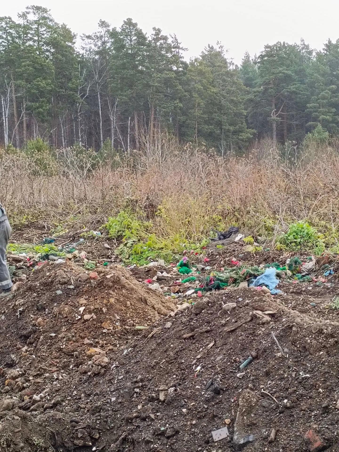 «Похоронили прямо на мусорке». На Урале покойного закопали в землю с отходами