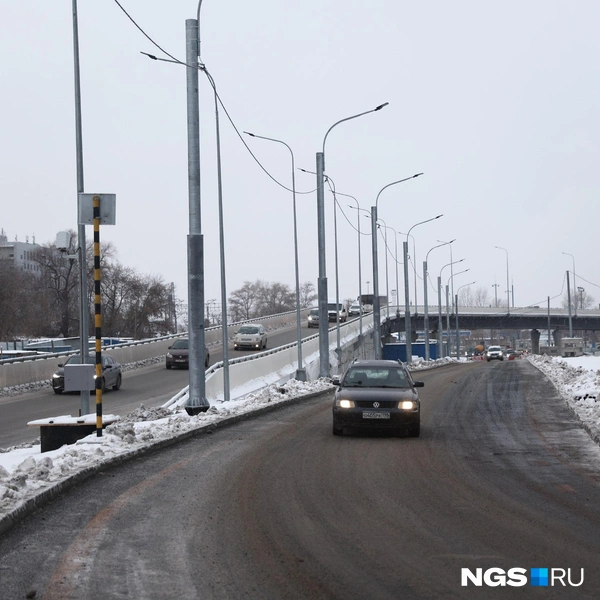 Потоки машин разделены | Источник: Александр Ощепков / NGS.RU