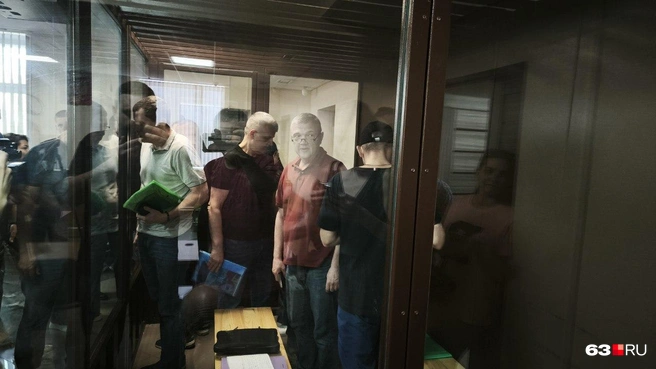 В «аквариуме» оказалось сразу 8 человек, было тесновато  | Источник: Илья Овсянников / 63.RU 