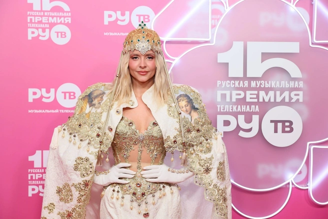 Певица Александра Воробьева и детали ее костюма | Источник: Артем Устюжанин / MSK1.RU