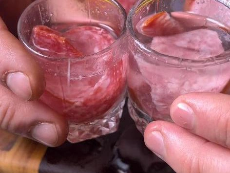 Проверка сырокопченой колбасы водкой: отсутствие окраски жидкости — хороший знак | Источник: Никита Кравченко