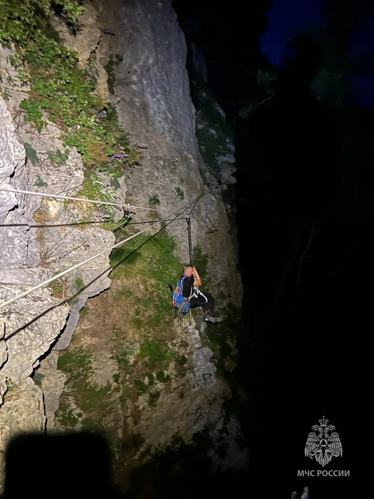 Мужчина завис на скале и ничего не мог сделать | Источник: ЮРПСО МЧС России / МАХ