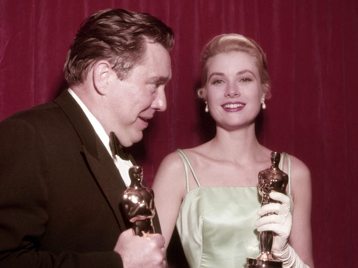 Эдмонд О'Брайен и Грейс Келли со своими «Оскарами» на 27-й церемонии вручения премии, 30 марта 1955