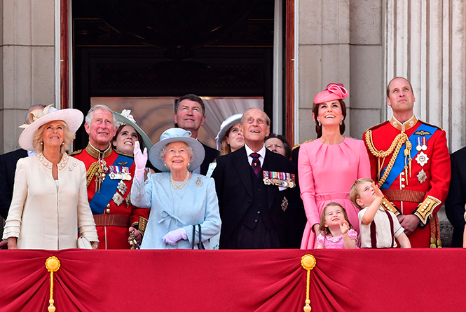 От Дианы до Кейт Миддлтон: самые яркие «балконные» кадры Trooping The Colour