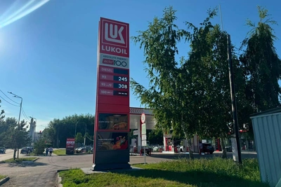 В Казахстане бензин дешевле: тюменка показала цены