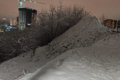 Снег свалили у Ельцовки на Овражной — местные боятся за реку